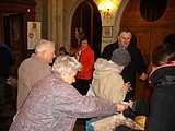 Prodej Božích milostí a koblížků v kostele
